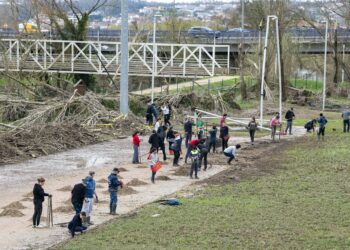 Atletas arregaçam as mangas para limpar o Centro Nacional de Lançamentos