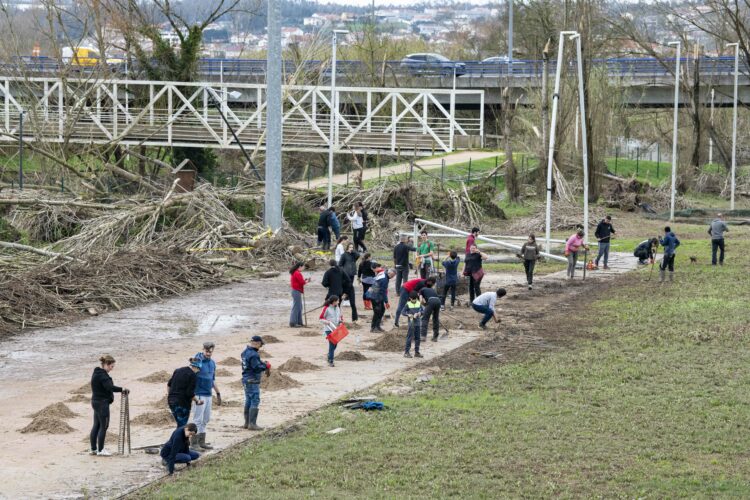 Atletas arregaçam as mangas para limpar o Centro Nacional de Lançamentos