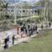 Atletas arregaçam as mangas para limpar o Centro Nacional de Lançamentos