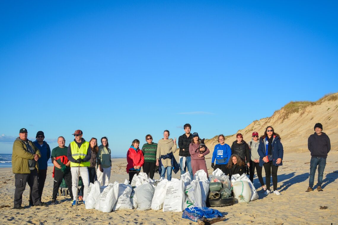 Voluntários retiram 255 quilos de lixo da Praia do Samouco