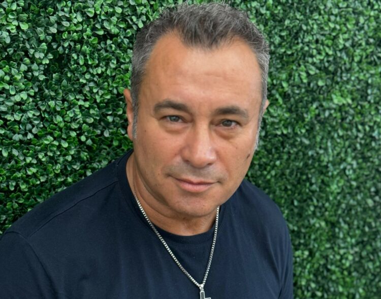 De ajudante de barbeiro no Guisado, Caldas da Rainha, a cabeleireiro de celebridades nos EUA