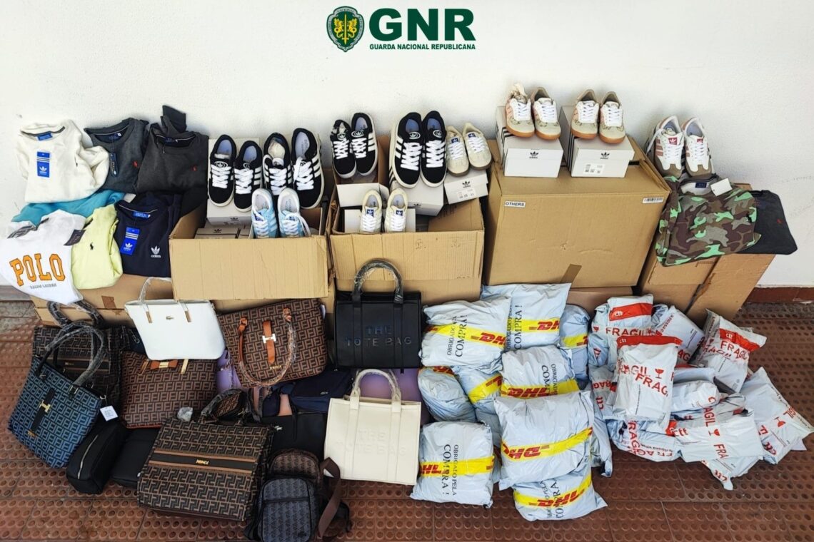 GNR apreende mais de 300 artigos contrafeitos no mercado de Santana