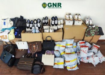 GNR apreende mais de 300 artigos contrafeitos no mercado de Santana
