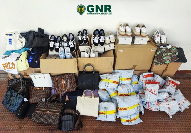 GNR apreende mais de 300 artigos contrafeitos no mercado de Santana