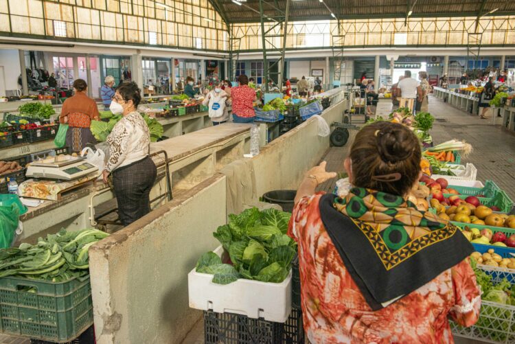 Mercado Municipal da Nazaré reabre com valorização de produtos locais