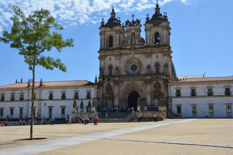 Piso degradado junto ao Mosteiro de Alcobaça