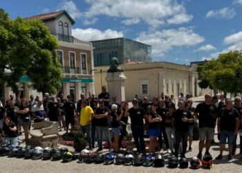 Moto Clube da Marinha Grande faz manifestação silenciosa para tentar segurar sede cedida pela câmara