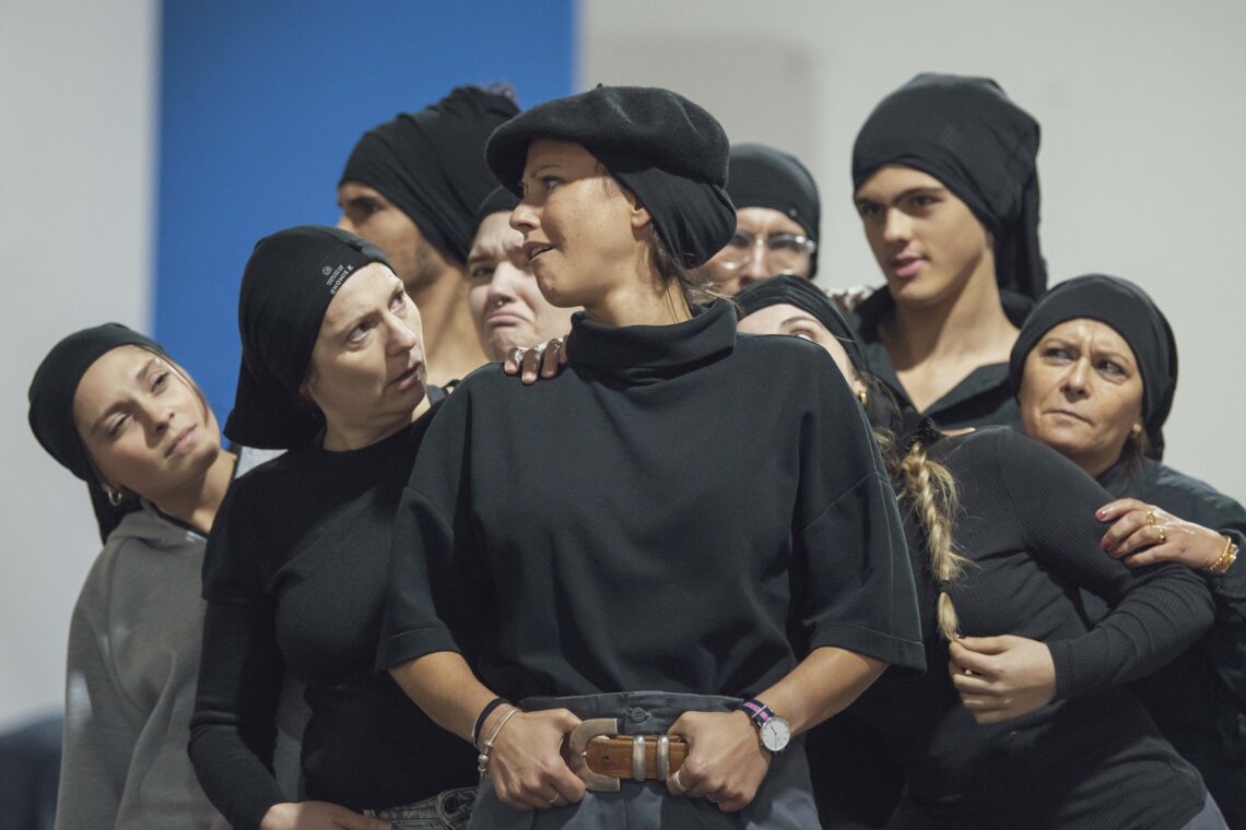 Muros que unem. No palco como na vida, três comunidades juntas para criar uma ponte na fronteira