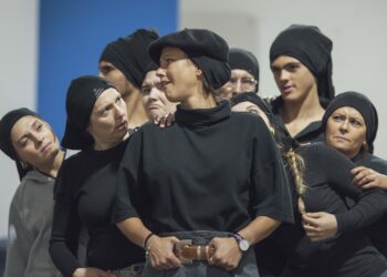 Muros que unem. No palco como na vida, três comunidades juntas para criar uma ponte na fronteira