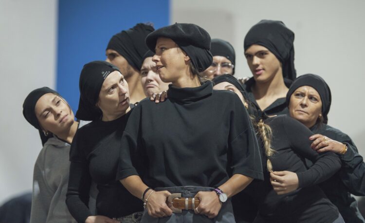 Muros que unem. No palco como na vida, três comunidades juntas para criar uma ponte na fronteira