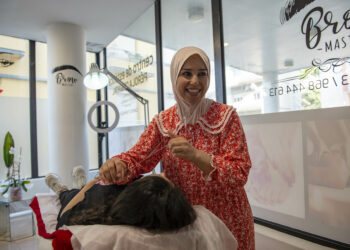 Mulheres imigrantes revitalizam velhos shoppings com salões de estética