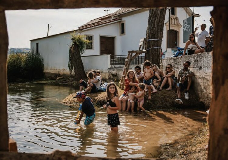 Nascentes: Manual da vida comunitária em forma de festival, com os pés no rio
