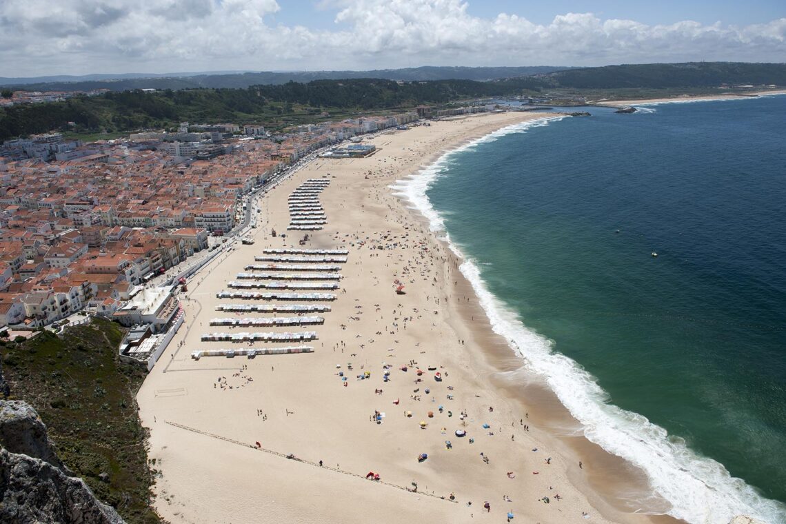 Praia da Nazaré interditada a banhos. Bandeira azul retirada