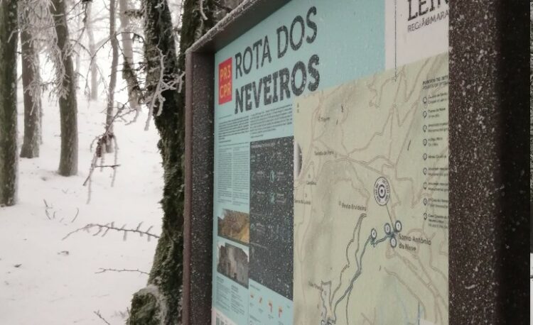 Neve mantém estrada cortada em Castanheira de Pera