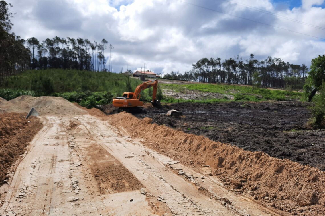 Obra ilegal em Monte Redondo avança em desrespeito a embargo