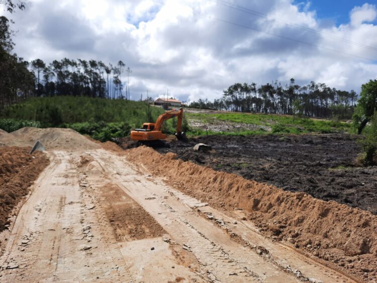 Obra ilegal em Monte Redondo avança em desrespeito a embargo