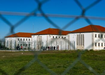 Guarda prisional agredido a “soco e pontapé” por recluso ao pequeno-almoço