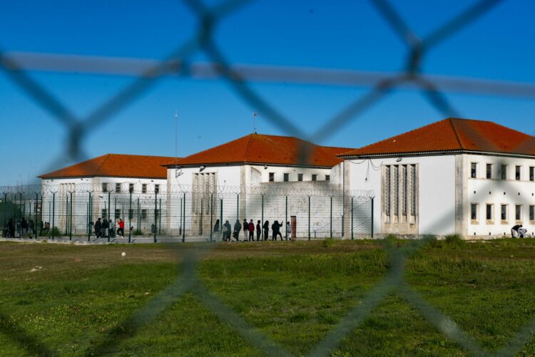 Guarda prisional agredido a “soco e pontapé” por recluso ao pequeno-almoço
