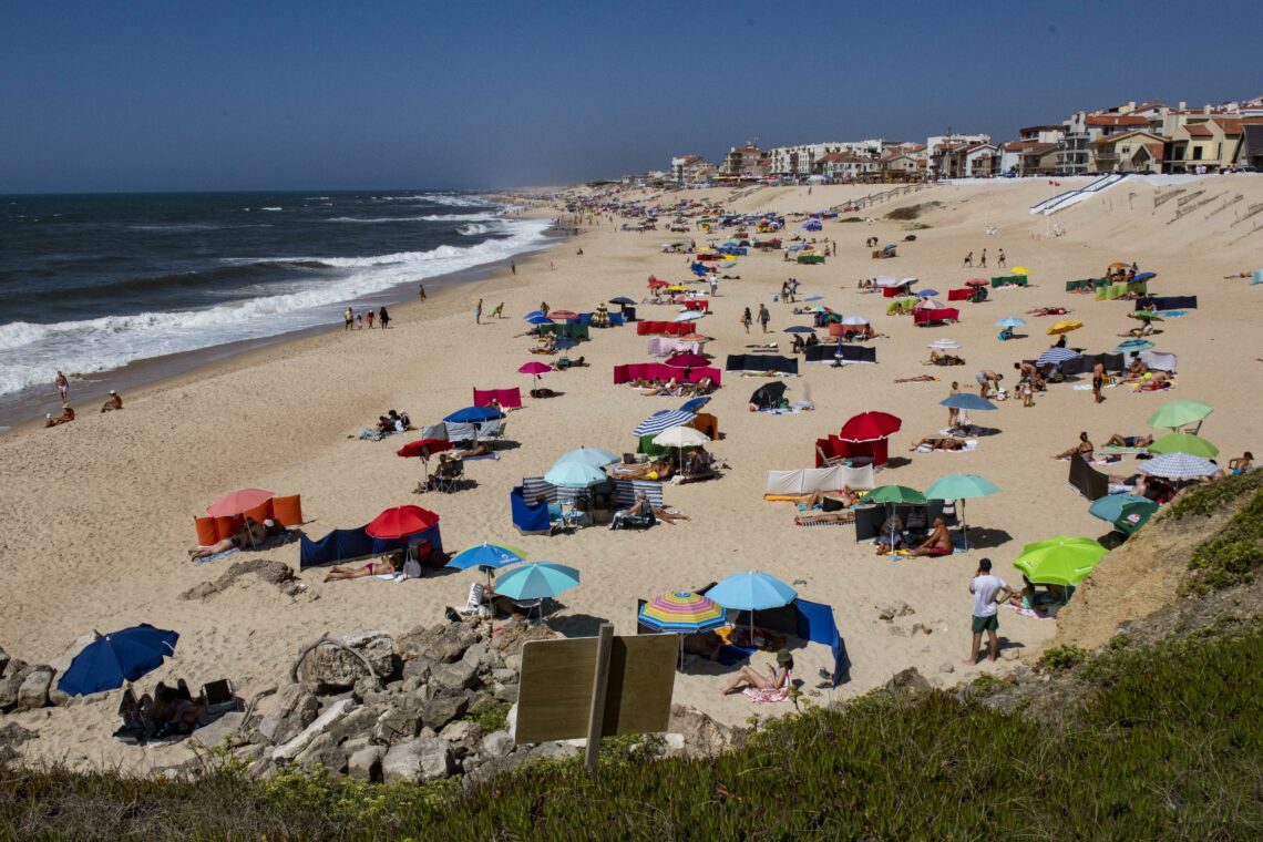 Tempestades levam quase metade da areia da Praia do Pedrógão