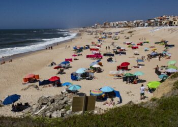 Tempestades levam quase metade da areia da Praia do Pedrógão