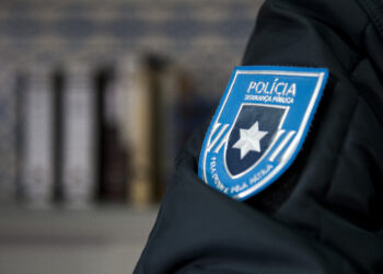 Dois jovens envolvidos em roubo violento e agressões detidos em Leiria
