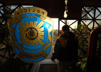 Fizeram-se passar por polícias e apoderaram-se de cerca de 120 quilos de prata
