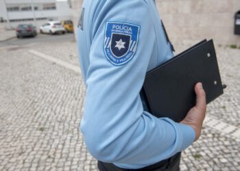PSP detém mulher suspeita de vandalizar CTT e concessionário Tesla em Leiria