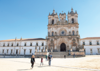 Cinquenta moradores da praça do Mosteiro de Alcobaça queixam-se de ruído até às 6 da manhã