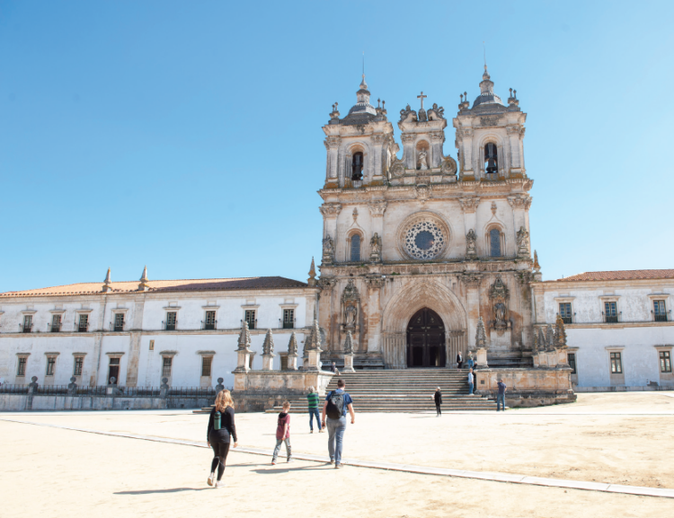 Cinquenta moradores da praça do Mosteiro de Alcobaça queixam-se de ruído até às 6 da manhã