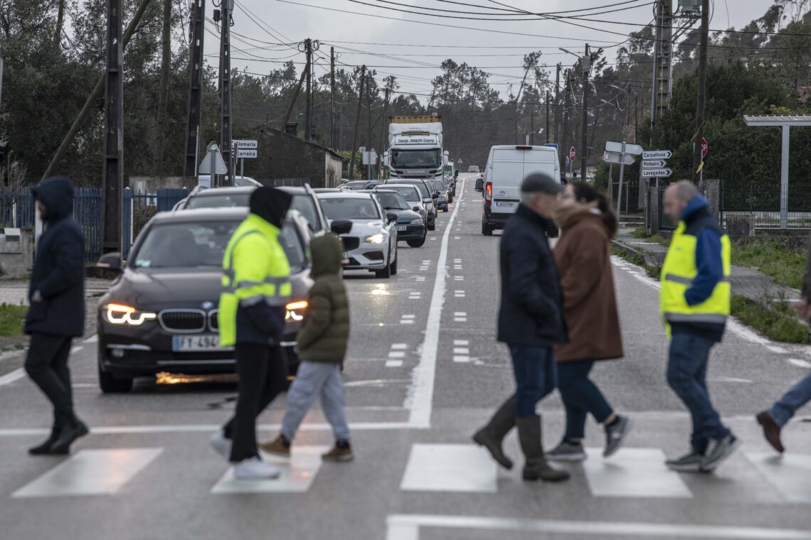 Protesto na Carreira devido à falta de energia condiciona trânsito na EN109