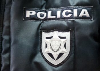 Avô condenado por abuso sexual das netas conduzido à prisão