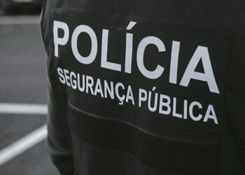 Agride polícia na Nazaré e fica em prisão preventiva