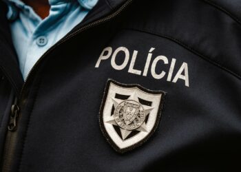 Fiscalização apreende artigos contrafeitos a mulher com cadastro por tráfico de droga na Nazaré