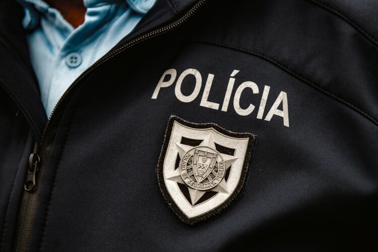 Fiscalização apreende artigos contrafeitos a mulher com cadastro por tráfico de droga na Nazaré