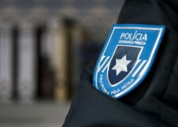 Homem vai cumprir 100 horas de trabalho comunitário por tentativa de agressão a polícias
