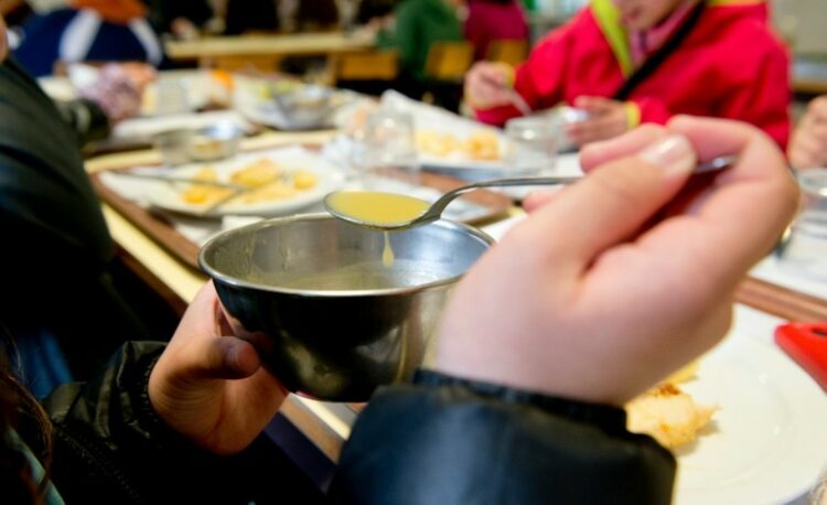 Batalha multa empresa que fornece refeições escolares
