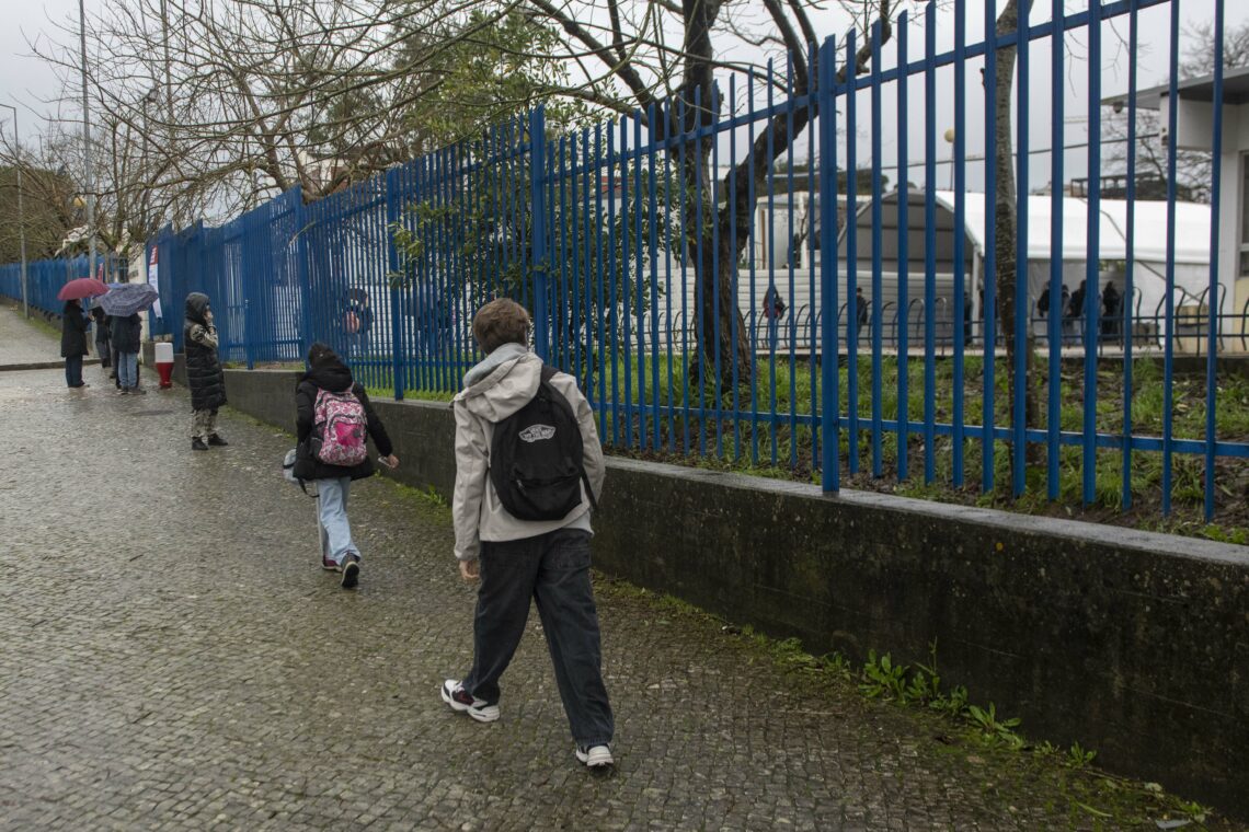 Alunos da região regressam às aulas. Escolas procuram garantir normalidade