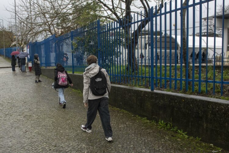 Alunos da região regressam às aulas. Escolas procuram garantir normalidade