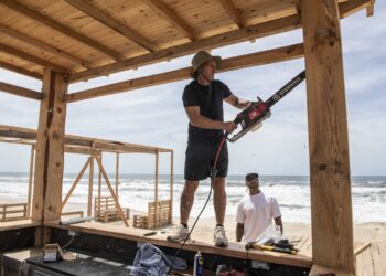 Negócios de praia reerguem-se depois da tempestade. “Foi começar quase do zero”