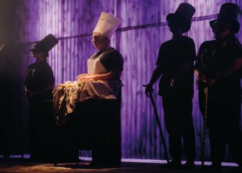 Sinopse. Te-Ato nunca parou e dá palco a textos de Brecht e dos irmãos Grimm