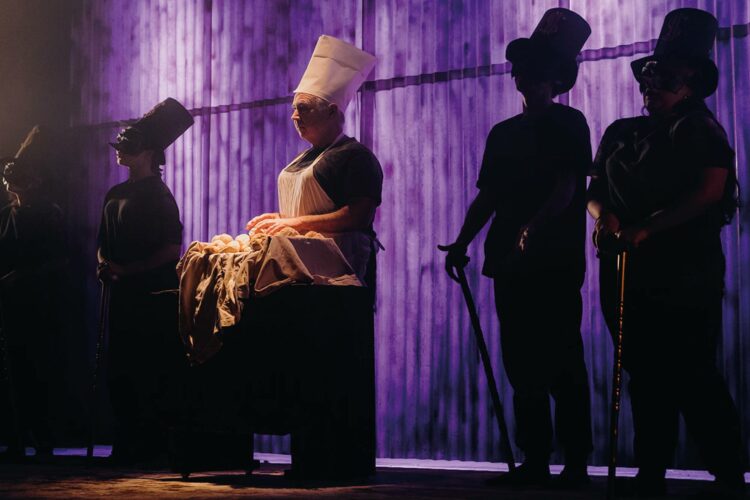 Sinopse. Te-Ato nunca parou e dá palco a textos de Brecht e dos irmãos Grimm