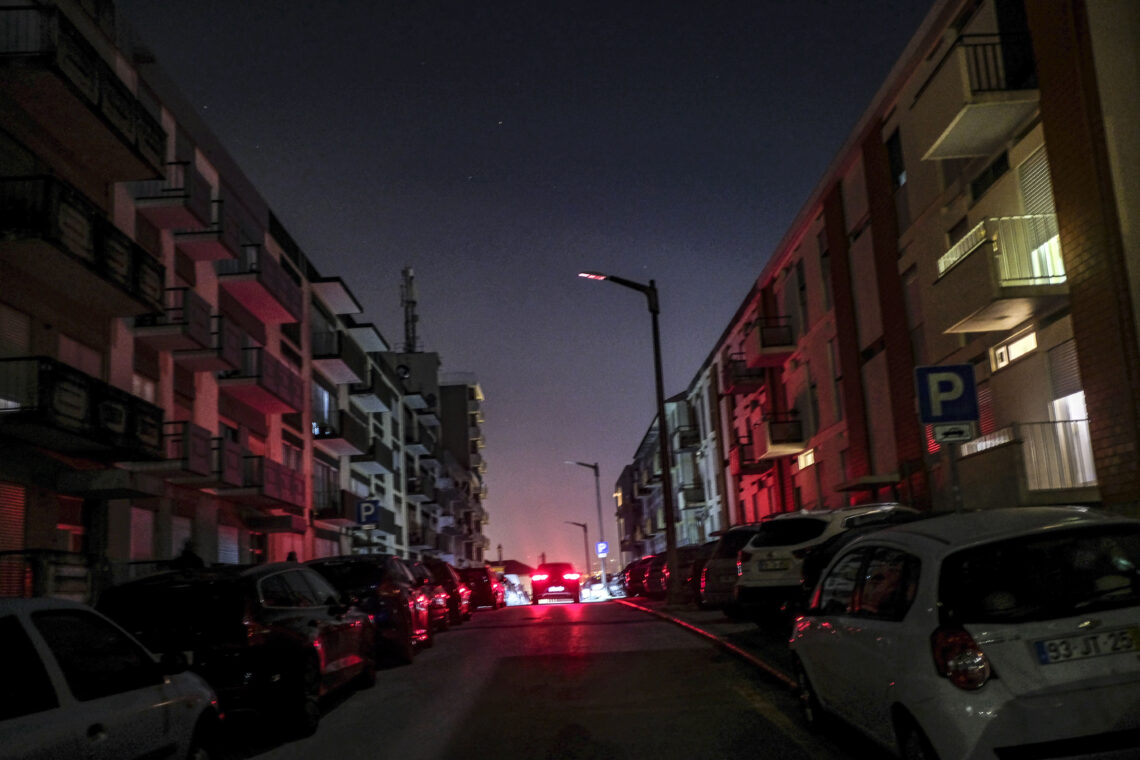 Internos de Medicina Geral e Familiar realizam exame em plena calamidade à luz do telemóvel