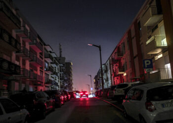 Internos de Medicina Geral e Familiar realizam exame em plena calamidade à luz do telemóvel