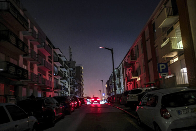 Internos de Medicina Geral e Familiar realizam exame em plena calamidade à luz do telemóvel