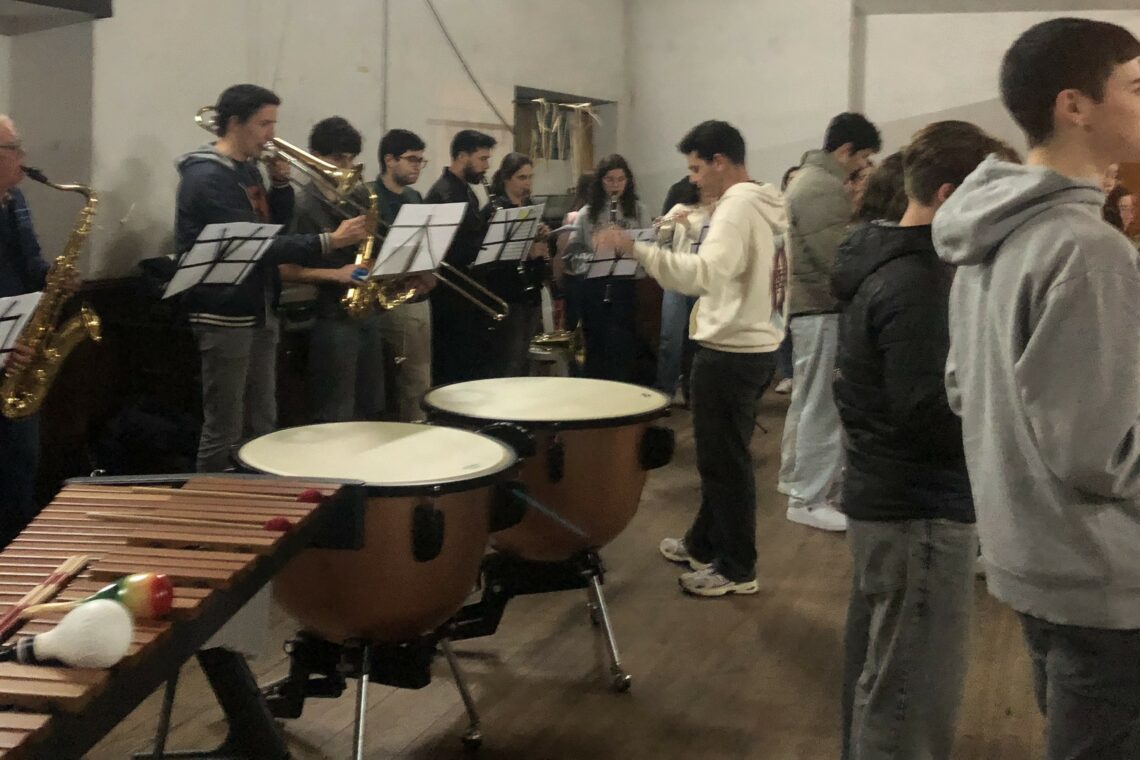 Escola, filarmónica e comunidade levam Nenhuma Sombra te Prende ao Chão ao palco do José Lúcio da Silva 