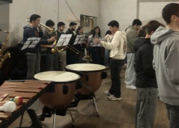 Escola, filarmónica e comunidade levam Nenhuma Sombra te Prende ao Chão ao palco do José Lúcio da Silva 