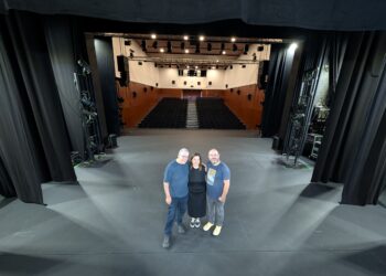 Teatro Amador de Pombal: O Fio, uma montra partida e a mulher da limpeza na boda de ouro de palco