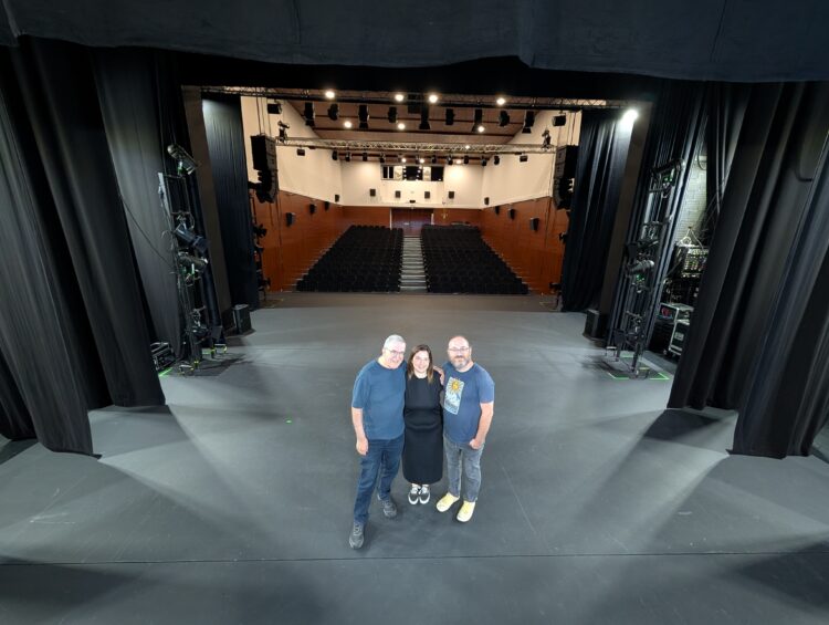 Teatro Amador de Pombal: O Fio, uma montra partida e a mulher da limpeza na boda de ouro de palco