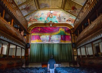 Teatro Chaby Pinheiro resiste ao mau tempo e chega aos 100 anos