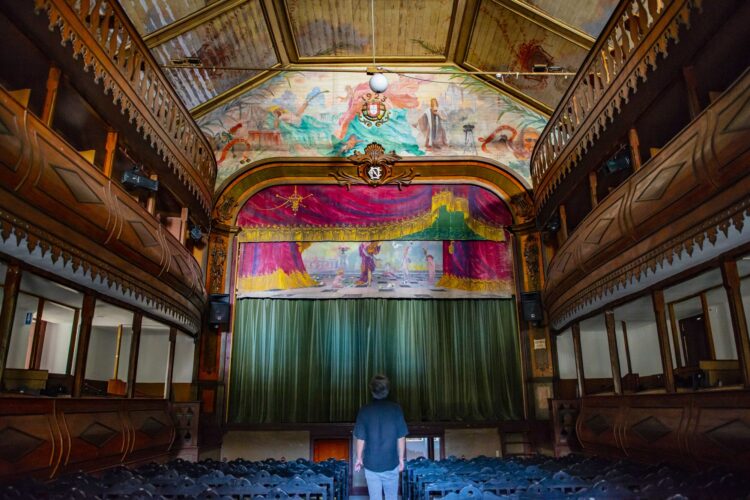 Teatro Chaby Pinheiro resiste ao mau tempo e chega aos 100 anos